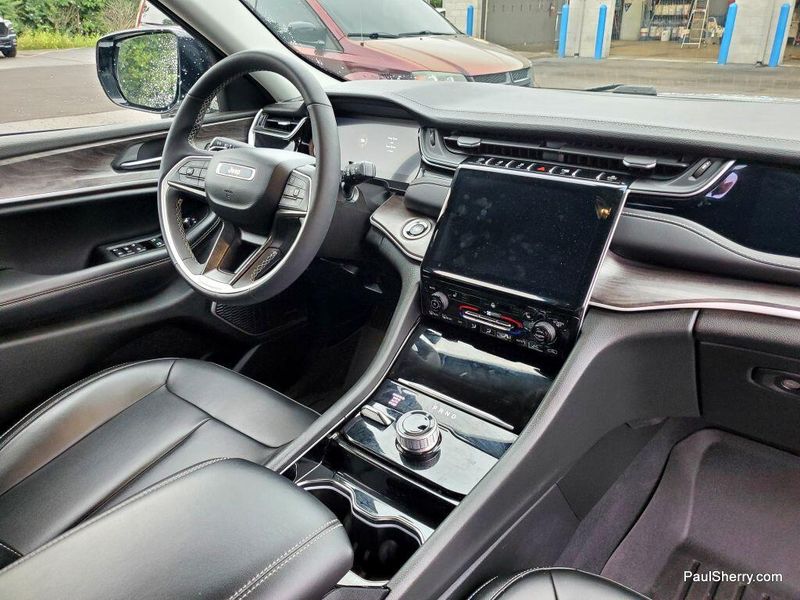 2023 Jeep Grand Cherokee Limited BlackImage 3