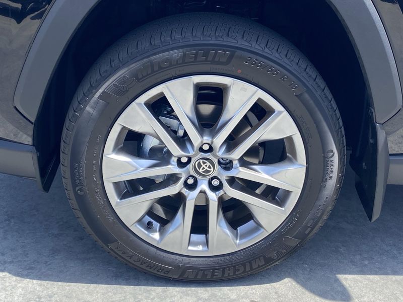 2025 Toyota RAV4 XLE PremiumImage 8