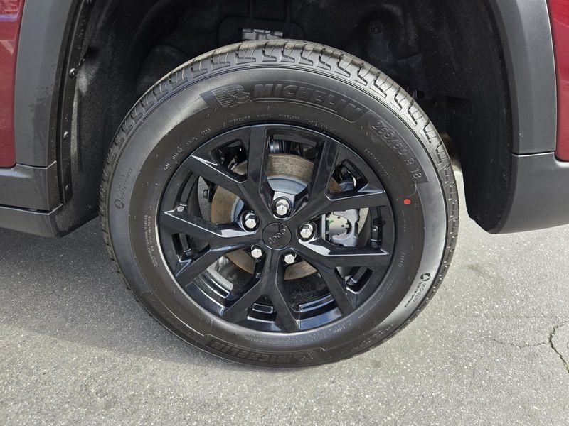 New 2026 Jeep Grand Cherokee Laredo Altitude 4x2