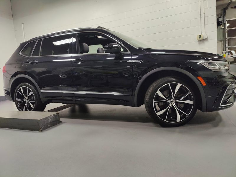 Used 2024 Volkswagen Tiguan AWD SEL R-Line w/Sunroof/NavImage 3