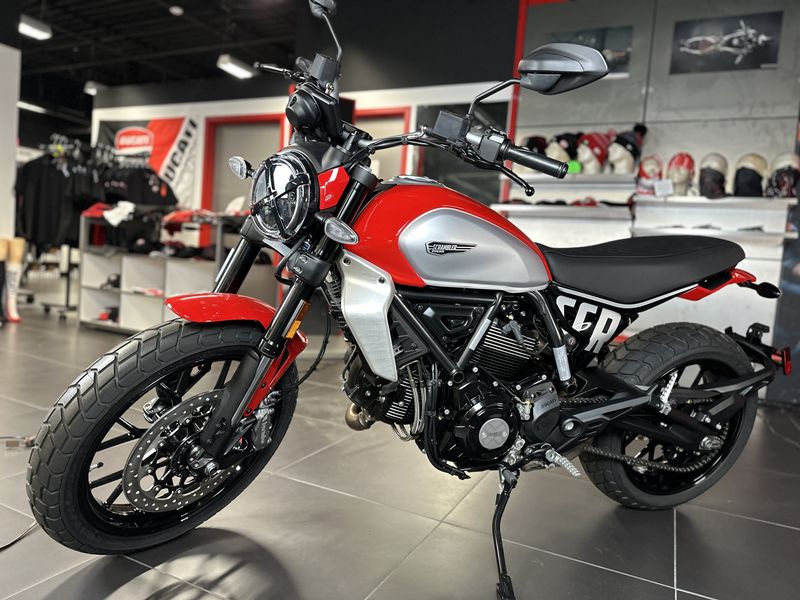 2024 Ducati SCRAMBLER ICON  in a RED exterior color. Cross Country Cycle 201-288-0900 crosscountrycycle.net 