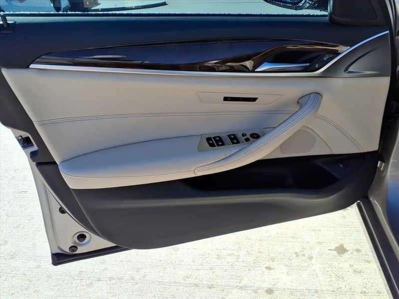 Used 2019 BMW 530i xDriveImage 14