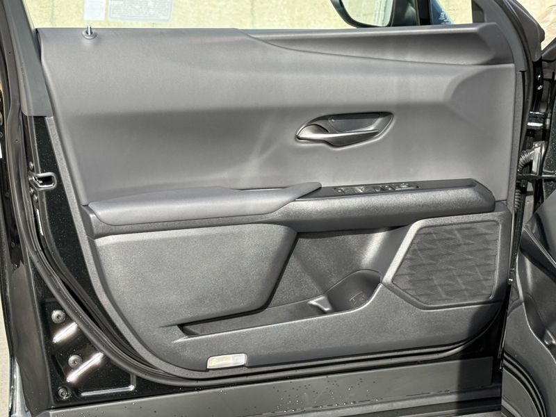 New 2026 Lexus UX 300hImage 16