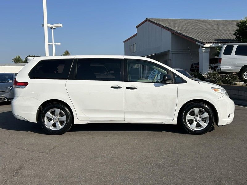 2011 Toyota Sienna BaseImage 3