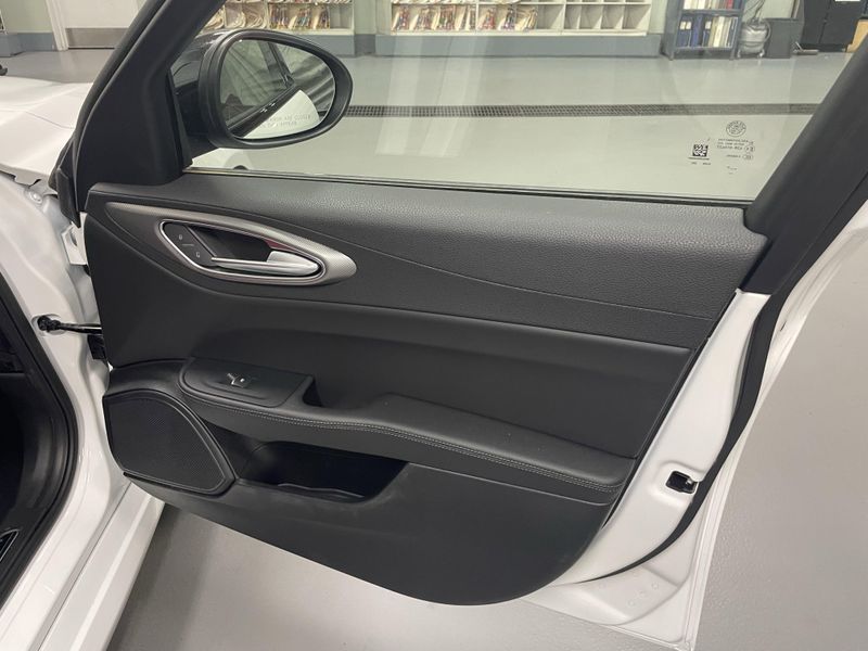 New 2025 Alfa Romeo Giulia AwdImage 8