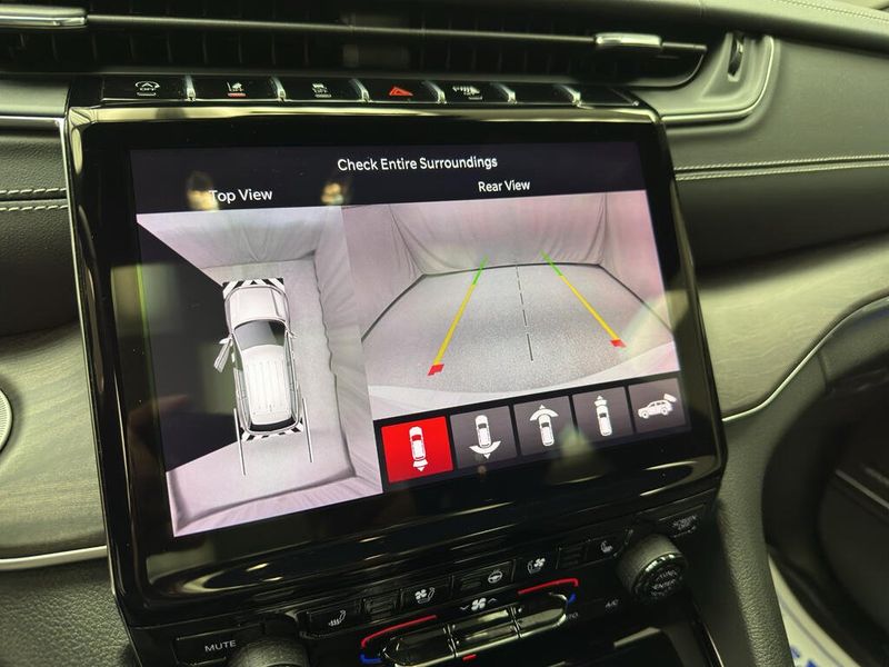 Used 2023 Jeep Grand Cherokee OverlandImage 10