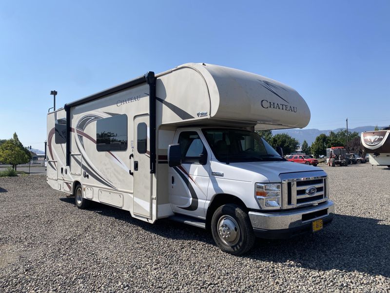 Used 2017 THOR CHATEAU 31Y Image 1