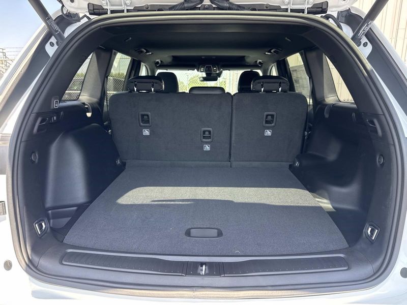 New 2026 Jeep Grand Cherokee Laredo Altitude 4x2