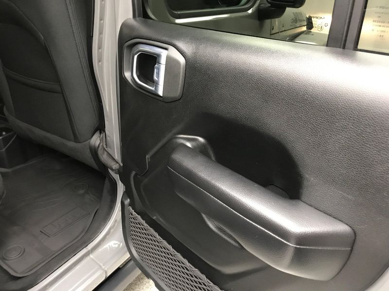 2021 Jeep Gladiator Willys photo 21