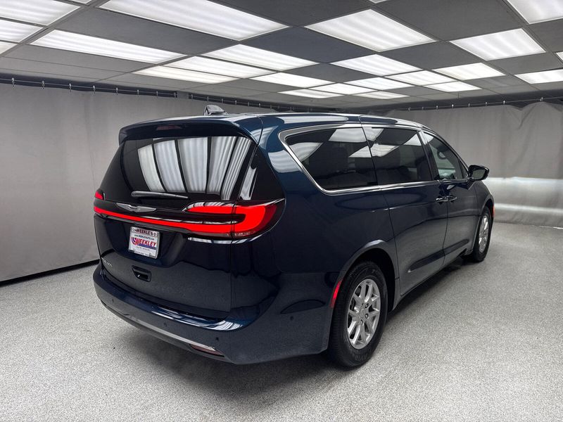 2025 Chrysler Pacifica SelectImage 3