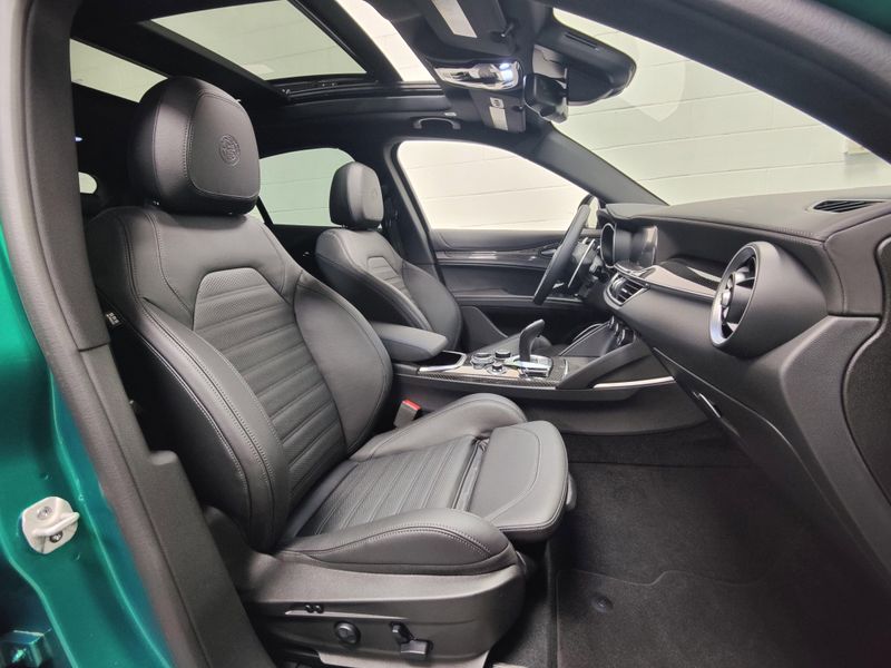 2023 Alfa Romeo Stelvio Quadrifoglio AWD w/Sunroof/ActivImage 4