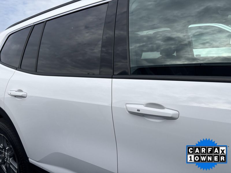 Used 2025 GMC Acadia FWD ElevationImage 5