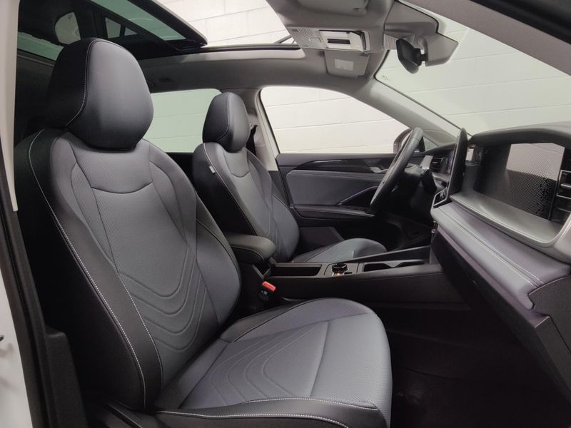 Used 2025 Volkswagen Tiguan SE AWD w/SunroofImage 5