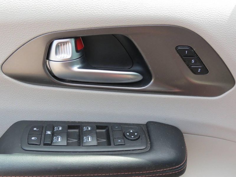 2020 Chrysler Pacifica Touring Plus photo 10