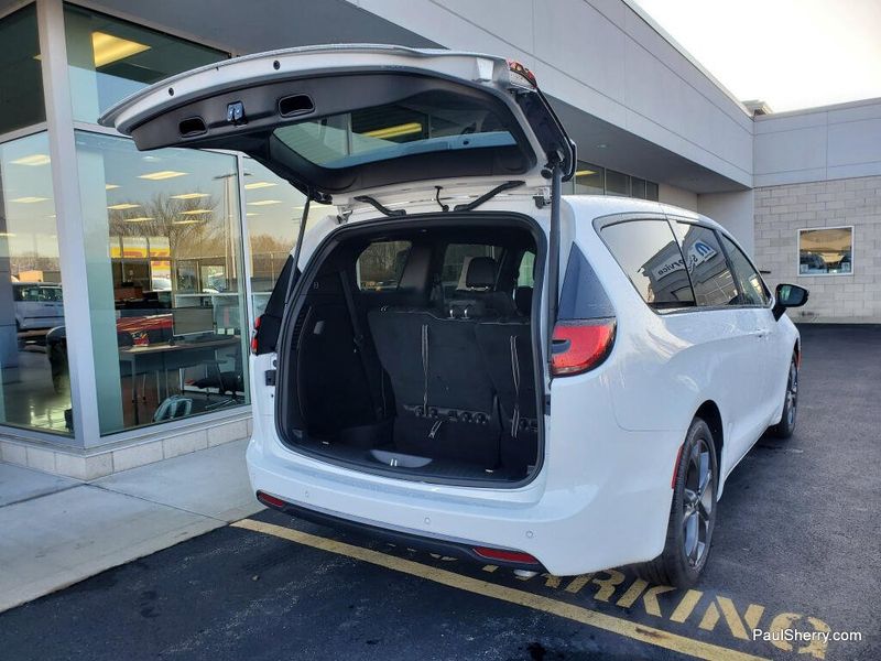 New 2026 Chrysler Pacifica Select