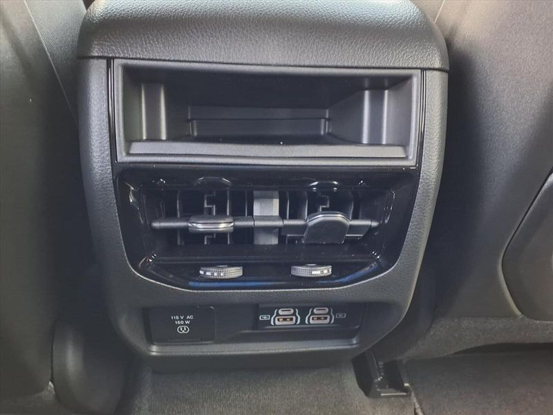 2025 Jeep Grand Cherokee Altitude photo 9