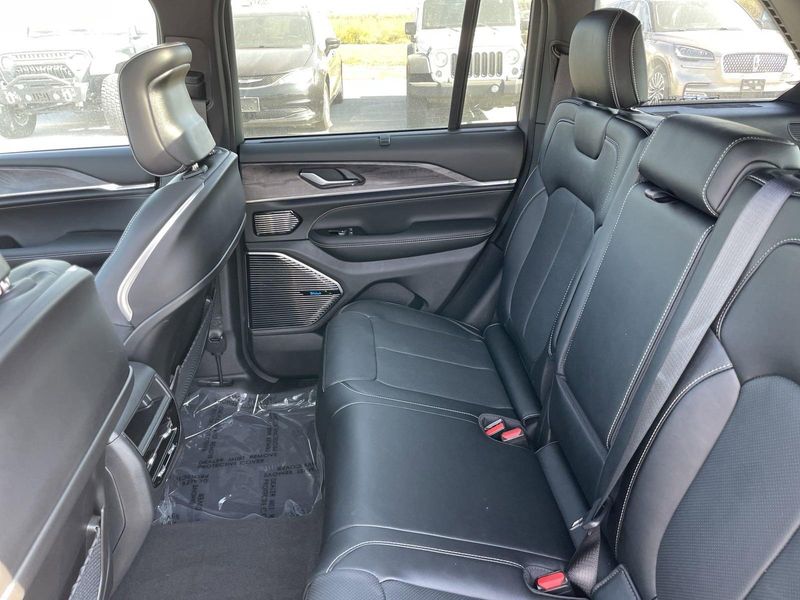 2024 Jeep Cherokee 4xe Overland photo 14