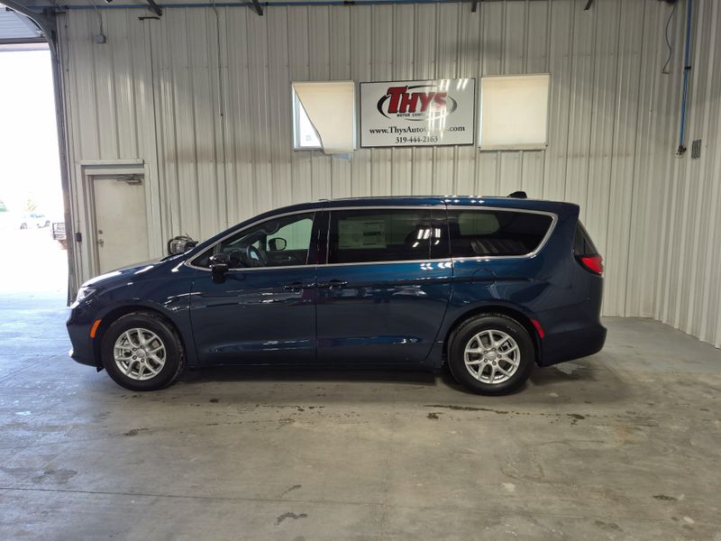 New 2025 Chrysler Pacifica SelectImage 16