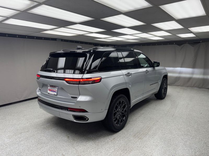 2025 Jeep Grand Cherokee Summit Reserve 4x4Image 3