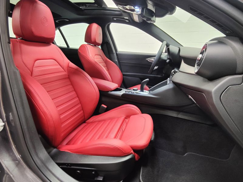 Used 2026 Alfa Romeo Giulia Q4 AWD w/SunroofImage 4