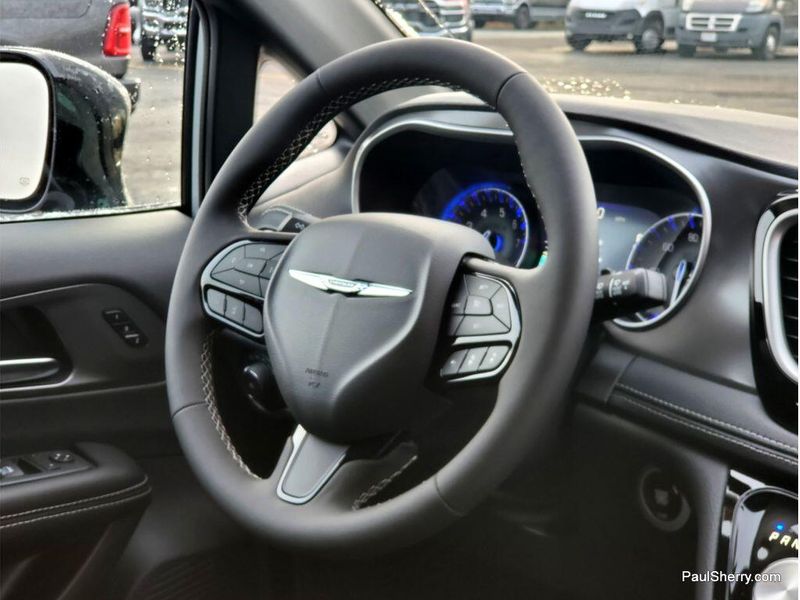 New 2026 Chrysler Pacifica Select