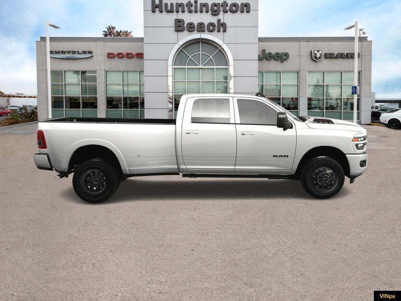 2025 RAM 3500 Laramie Crew Cab 4x4 DuallyImage 9