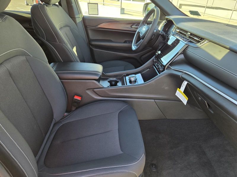 Used 2025 Jeep Grand Cherokee Laredo X 4x2