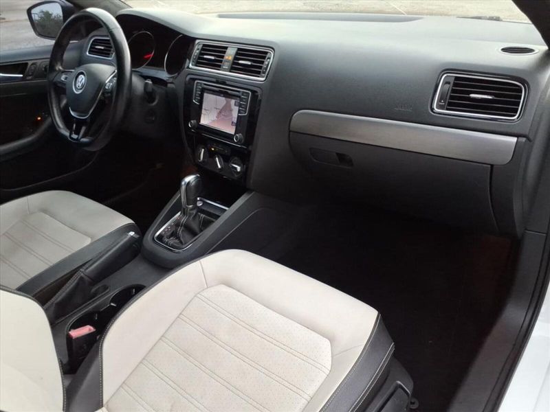 2016 Volkswagen Jetta 1.8T Sport photo 2