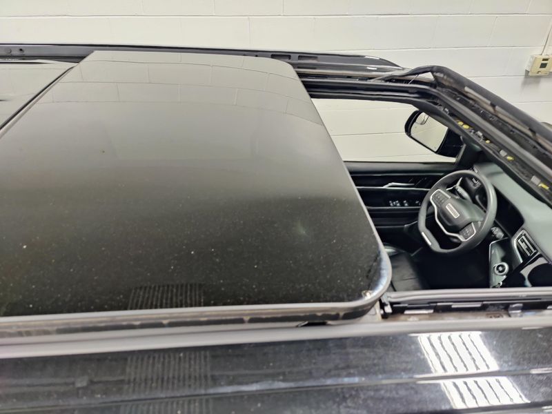 2023 Jeep Wagoneer 5.7L V6 4X4 w/Sunroof & NavImage 5