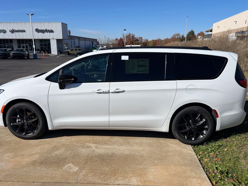 New 2026 Chrysler Pacifica LimitedImage 8