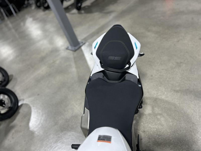2025 CFMOTO 300SS Image 5