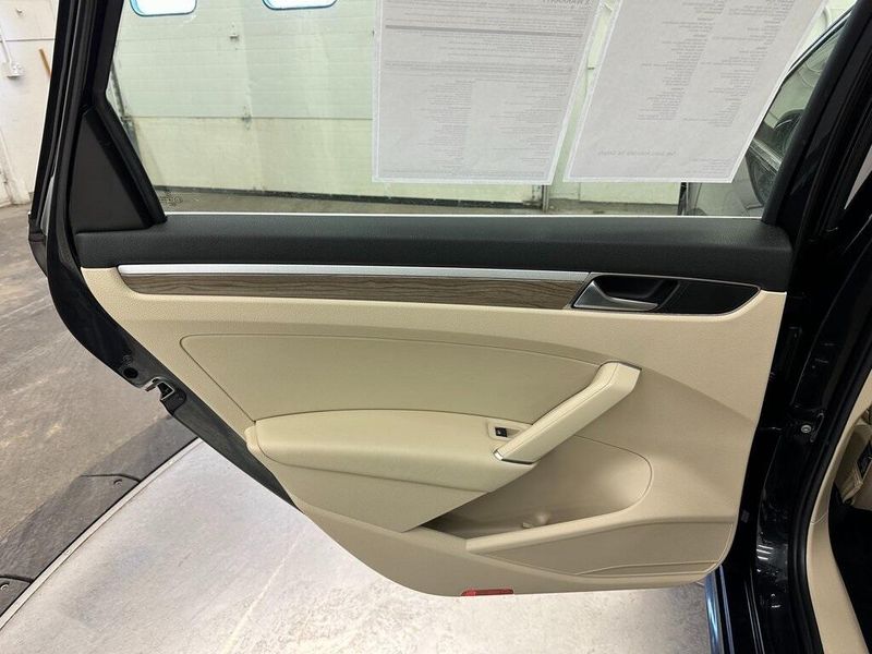 2018 Volkswagen Passat 2.0T SEImage 24