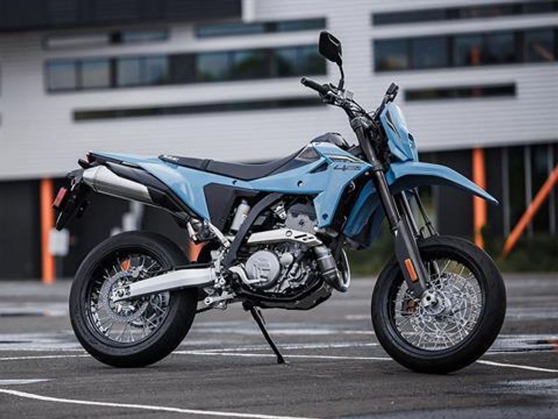 2025 Suzuki DRZ 4SM SKY GRAY Image 1