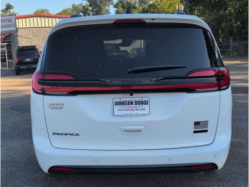 New 2027 Chrysler Pacifica SelectImage 4