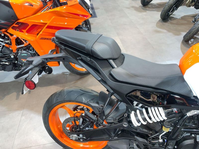 New 2024 KTM 250 DUKE Image 12