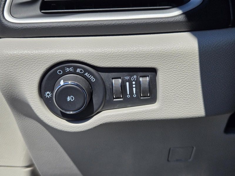 Used 2023 Chrysler Pacifica Touring L FWD