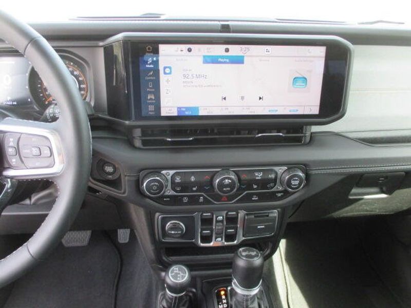 Used 2025 Jeep Wrangler SaharaImage 20