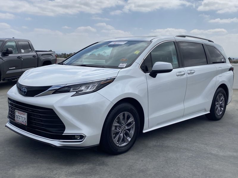 2023 Toyota Sienna XLEImage 8