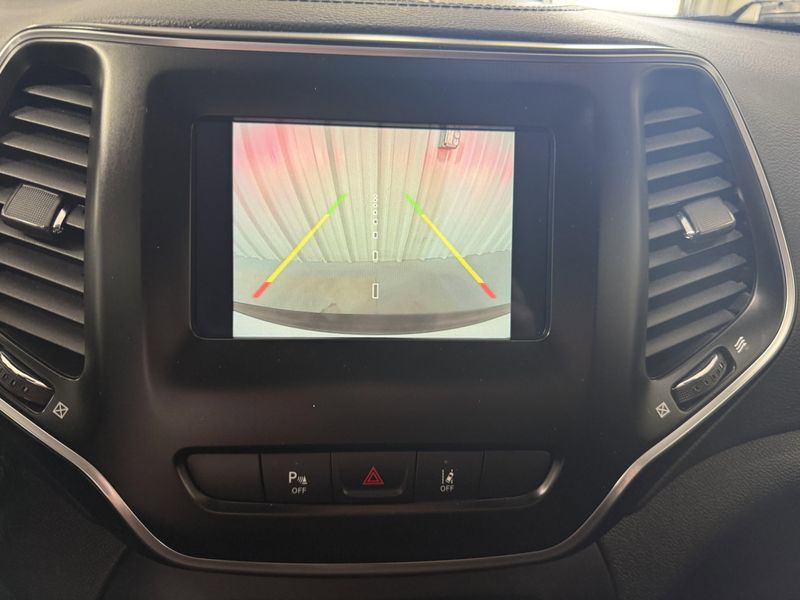 Used 2021 Jeep Cherokee Latitude PlusImage 15