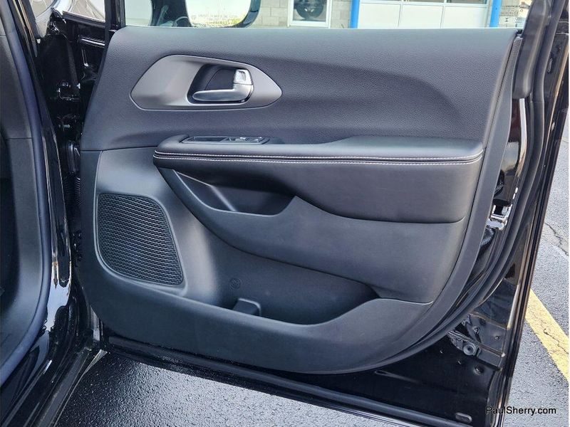 New 2027 Chrysler Pacifica Select