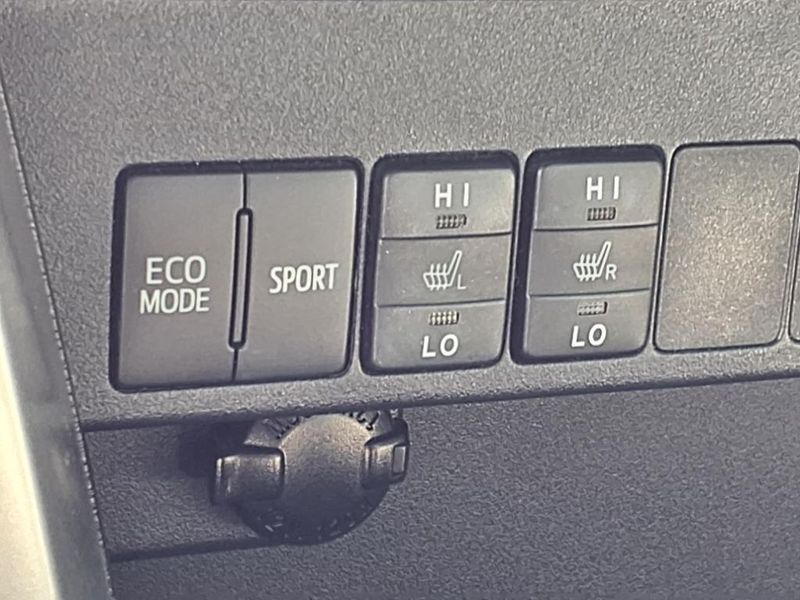 2016 Toyota RAV4 LimitedImage 8