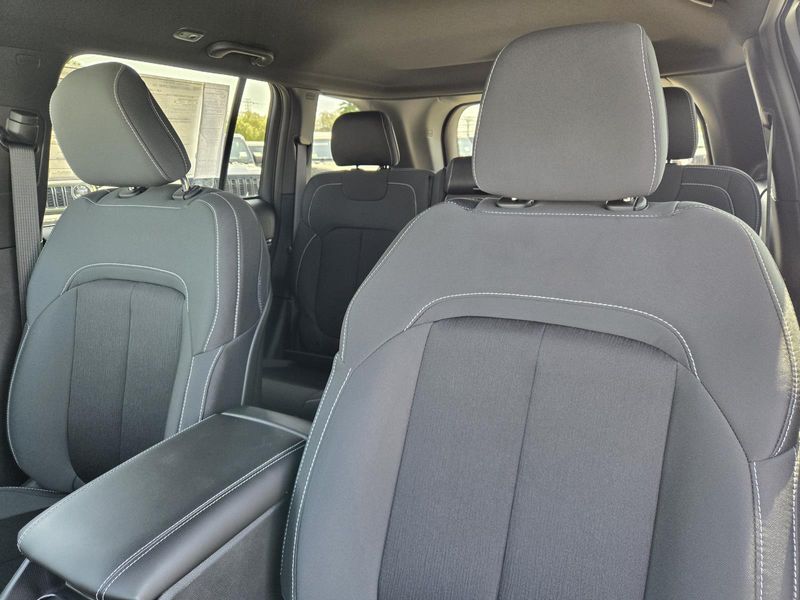 New 2026 Jeep Grand Cherokee Laredo 4x2