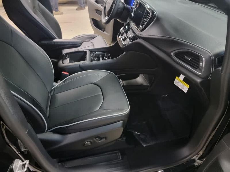 2026 Chrysler Pacifica Limited photo 9