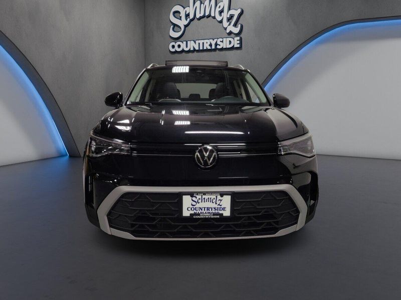 Used 2025 Volkswagen Taos SE AWD w/SunroofImage 2