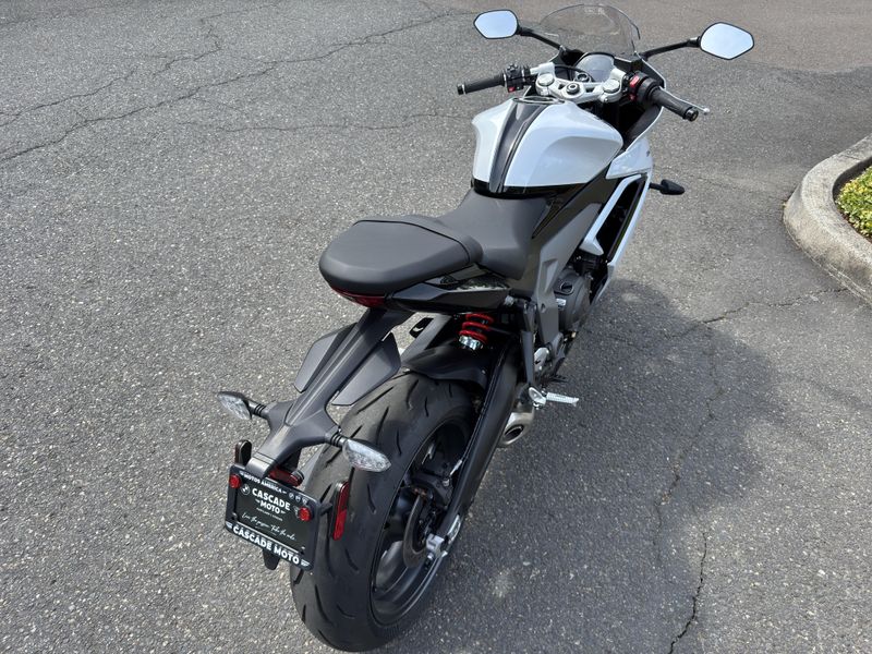 2025 Triumph Daytona 660 - SNOWDONIA WHITE - SAPPHIRE BLACK 
