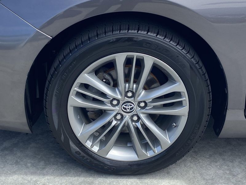 2016 Toyota Camry SEImage 10