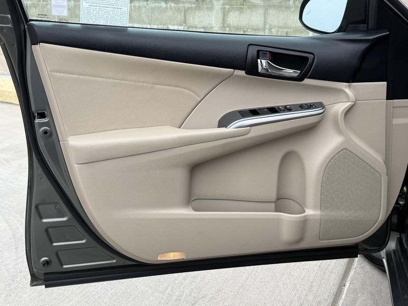 2013 Toyota Camry Hybrid XLEImage 18