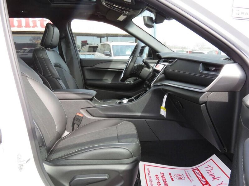 Used 2025 Jeep Grand Cherokee Altitude 4x4 4dr SUVImage 9