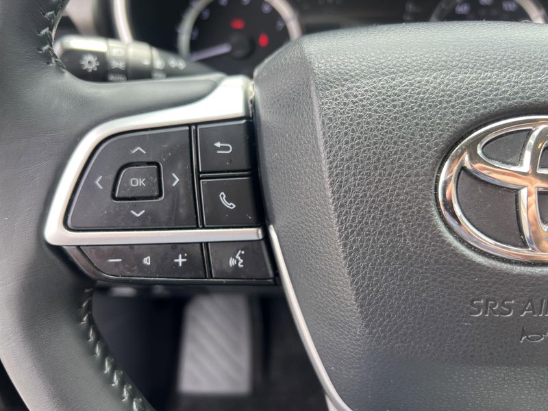 Used 2023 Toyota Highlander LImage 11