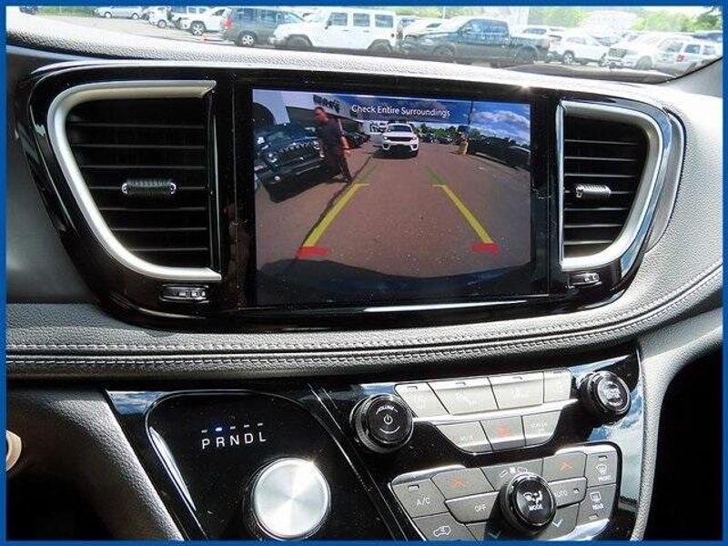 New 2025 Chrysler Pacifica SelectImage 16